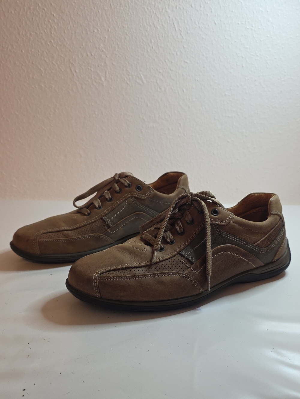 GALLUS MATTE 100% LEATHER TRAINING SNEAKERS LADIES 8 IN VGUC